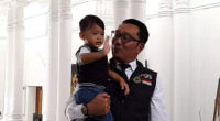 Kembali Bekerja, Ridwan Kamil Membawa Putra Kecilnya