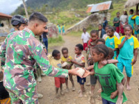 Jalin Keakraban Warga Pedalaman Papua, Satgas Yonif Raider 321/GT/13/1 Kostrad Bagi-Bagi Makanan