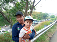 Anak Senang Mobil, Sang Ayah Ajak  Lihat Antrean Kendaraan di Tepi Tol
