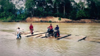 Seberangi Sungai Way Semaka, Masyarakat Masih Gunakan Rakit