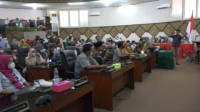 Aksi Damai Wali Murid di Kantor DPRD Kota Padang