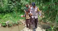 Demi Sekolah, Pelajar Desa Bandar Dalam Harus Bertaruh Nyawa Lewati Jembatan Rapuh