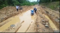 Jalan Poros Kecamatan Rusak dan Berlumpur