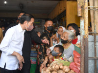 Presiden Jokowi Bagikan Bantuan dan Kebutuhan Pokok di Pasar Peterongan Semarang