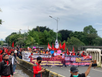 Gabungan Buruh Tani dan Mahasiswa Banten Bergabung di Depan Gedung DPR