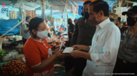 Jokowi Bagikan BLT ke Pedagang Kaki Lima Pasar Porsea