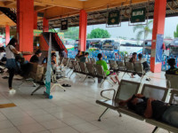 H-9 Lebaran, Terminal Kampung Rambutan Dipadati Pemudik Asal Sumatera