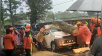 Mobilnya Tertimpa Pohon, Kakak Beradik di Blitar Tewas