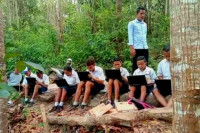 Miris! Puluhan Siswa SMP di NTT Laksanakan Ujian ANBK di Hutan 