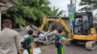 Gunakan Alat Berat, Satpol PP Bongkar Lapak PKL di Sempadan Sungai Ciliwung