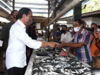 Presiden Jokowi Bagikan BLT Ke Pedagang Pasar Kebun Lada Kota Binjai