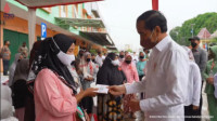 Kunker Ke Jambi, Presiden Berikan BLT Minyak Goreng di Pasar Angso Duo