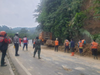 Tebing Setinggi 20 Meter Longsor, Tutup Jalan Nasional di Sumedang