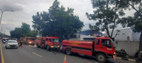 Sudah 17 Jam, Si Jago Merah Masih Mengamuk di Gudang Penyimpanan Triplek di Kota Bandung