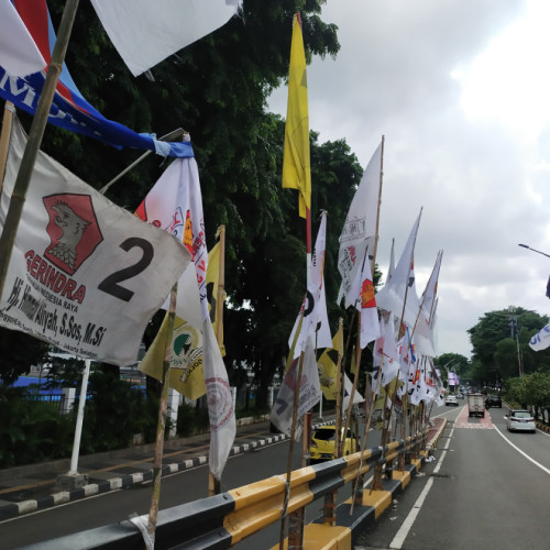 Bawaslu DKI Tertibkan Sejumlah APK Langgar Aturan