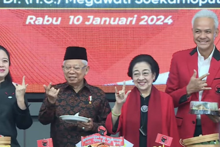 Wapres Ma’ruf Amin Pose Salam Metal di HUT PDIP Ke-51