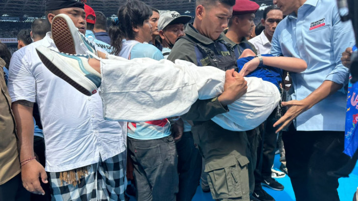 Stadion GBK Terlalu Padat, Sejumlah Massa Jatuh Pingsan