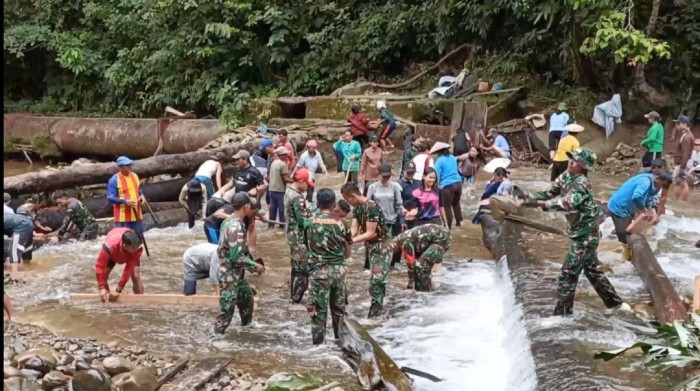 Masyarakat Perbatasan RI-Malaysia di Desa Long Pujungan Akhirnya Kembali Nikmati Listrik