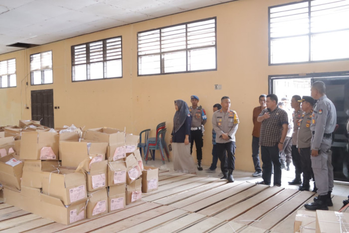 Pastikan Sorlip Berjalan Aman Kapolres Pinrang Kontrol Kegiatan Pelipatan di Gudang KPU
