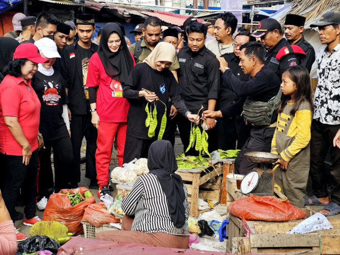 Atikoh Ganjar Blusukan ke Pasar, Harga Kebutuhan Pokok Masih Tinggi dan Belum Stabil