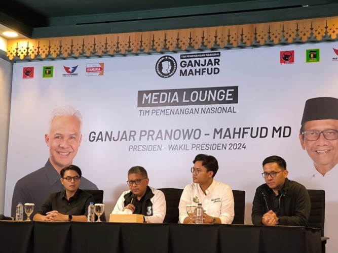 Hasto Ungkit Insiden Pohon Tumbang di Depan Sebuah Rumah, Mahfud Siap Hadapi Debat Minggu Mendatang