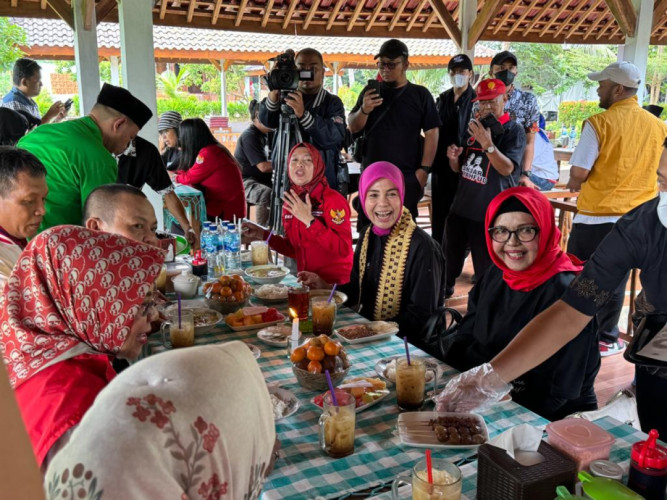 Pakai Jaket Sat Set, Atikoh Hadiri Pertemuan TPD Ganjar-Mahfud Lampung Hingga Meresmikan Pasar Murah