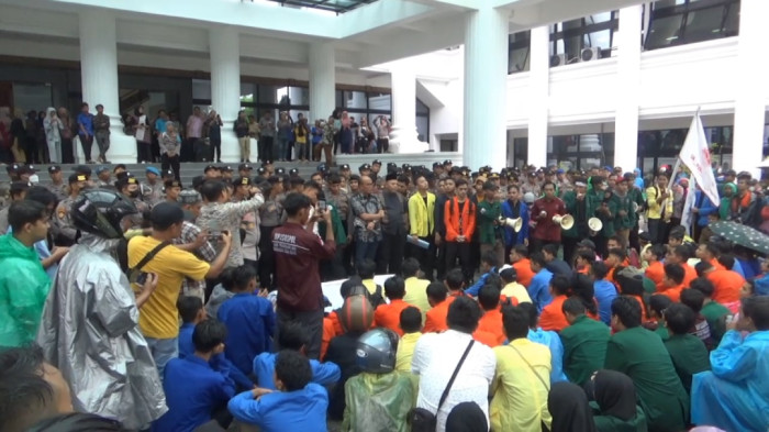 Aksi Damai Mahasiswa di Padang Tolak UU Cipta Kerja 