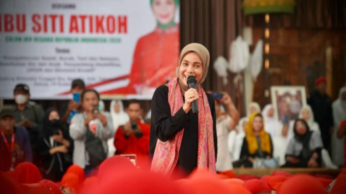 Saat Siti Atikoh Hanyut Bersawalat dengan Jemaah Ponpes Albadru Alaina