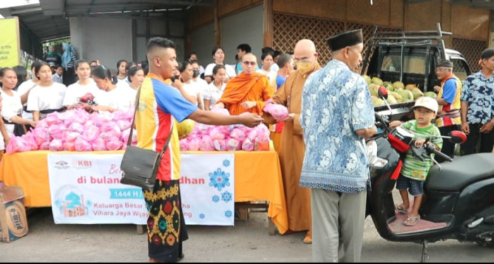 Indahnya Toleransi, Puluhan Umat Buddha di Lombok Utara Bagikan Takjil Gratis