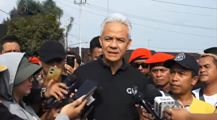 Ganjar Ngopi Santai Bareng Supir Truk di Terminal Kota Limpung, Bahas Pungli Hingga Truk ODOL