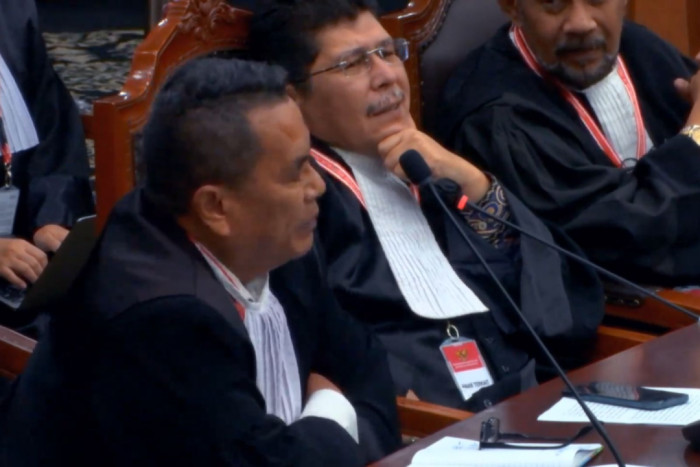 Hotman Kesal Pertanyaannya Tidak Dijawab Saksi Ahli dari kubu AMIN, Hakim: Tidak Usah Terlalu Bersemangat!