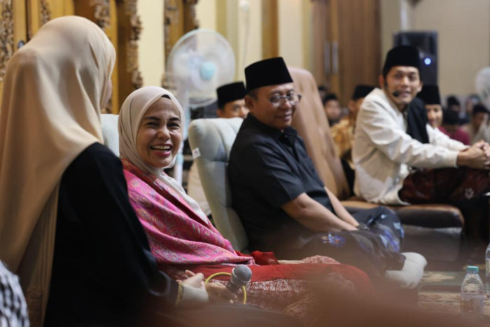 Gus Iqdam Ajak Siti Atikoh Bertemu Keluarga, Titipkan Sarung untuk Ganjar Pranowo