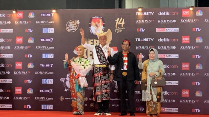 Menjelang Debat, Ganjar-Mahfud Memakai Baju Adat