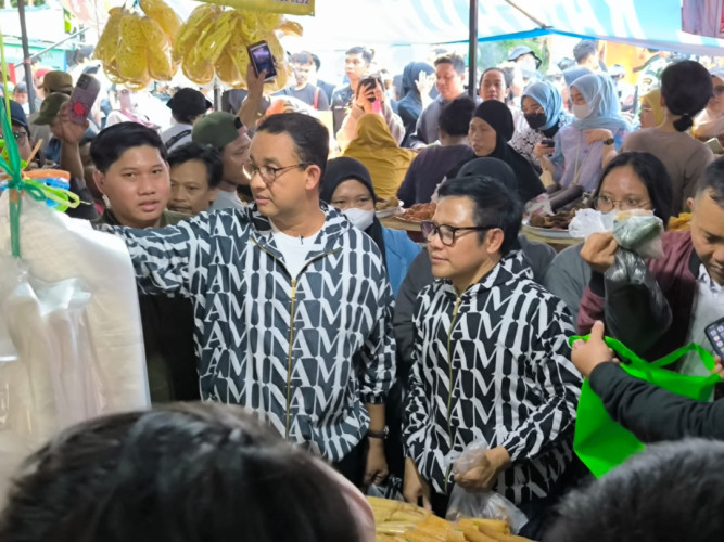 Anies dan Cak Imin Berburu Takjil di Bazaar Takjil Ramadhan Benhil