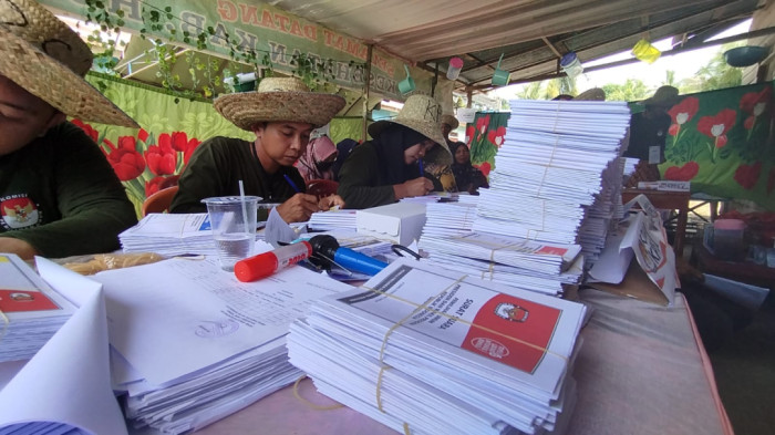 Meriahkan Pemilu, Petugas TPS di Banua Supanggal Kalsel Berpakaian Khas Warga India