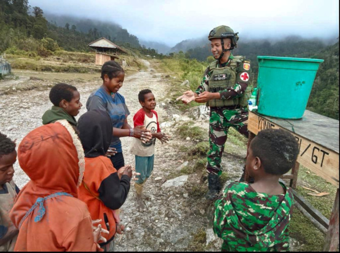 Prajurit Kostrad Ajarkan Hidup Sehat ke Masyarakat Pedalaman Papua