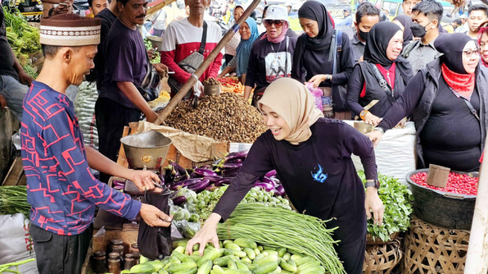 Blusukan di Pasar Rau Serang Banten, Siti Atikoh Ganjar Borong Sayur Mayur Hingga Tahu Tempe