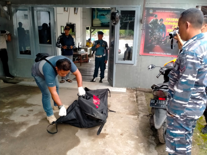 TNI AL Bengkulu Evakuasi Temuan Mayat di Dermaga Pelindo II Pulau Baai