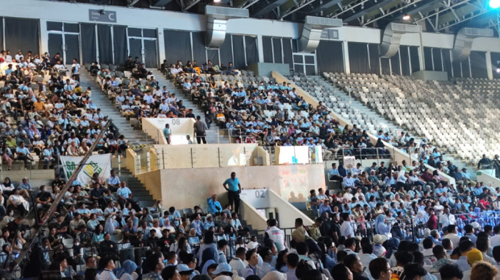 Massa Pendukung Prabowo-Gibran Klaim 'Menang' Pemilu dari Hasil Quick Count di Istora