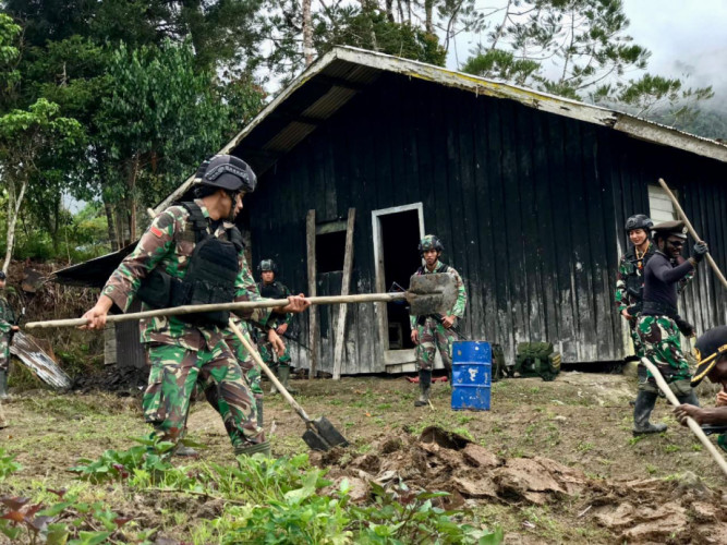 Prajurit Kostrad Bantu Warga Papua Buka Lahan Kebun