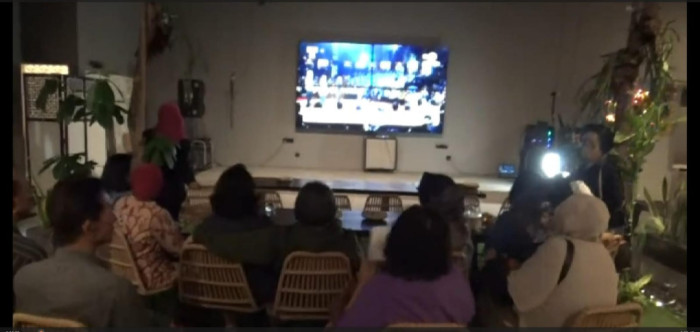 Ingin Tahu Visi dan Misi Serta Program Capres, Para Ibu-Ibu Nobar Debat Perdana Live di TVRI