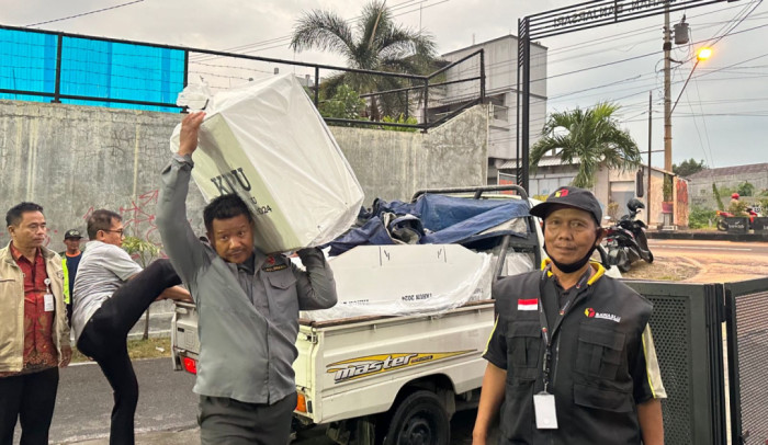 PPS Manahan Distribusikan Logistik Pemilu ke TPS 034 Manahan