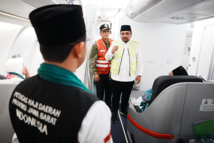 Perdana, Menag Yaqut Lepas 366 Jemaah Haji dari Bandara Kertajati