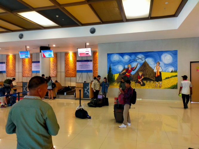 Penerbangan Dibatalkan, Puluhan Penumpang di Labuan Bajo Menumpuk