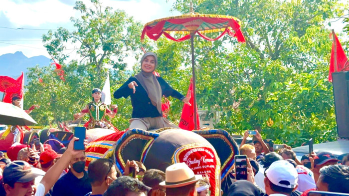 Safari Politik di Tanah Reog, Siti Atikoh Ganjar Unjuk Bakat Menari di Atas Gajahan