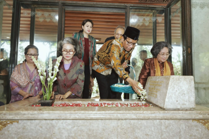 Ziarah ke Makam Tokoh Besar, Mahfud MD Ditemani Anak Cucu Bung Hatta