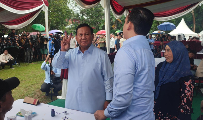 Prabowo Selesai Mencoblos di TPS 033, Acungkan 2 Jari Dicelup Tinta