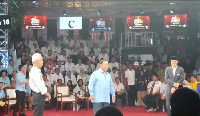 Momen Gibran Bangkit Dari Kursi Berikan Semangat Saat Prabowo Jawab Pertanyaan Anies Terkait Pelanggaran Etik MK