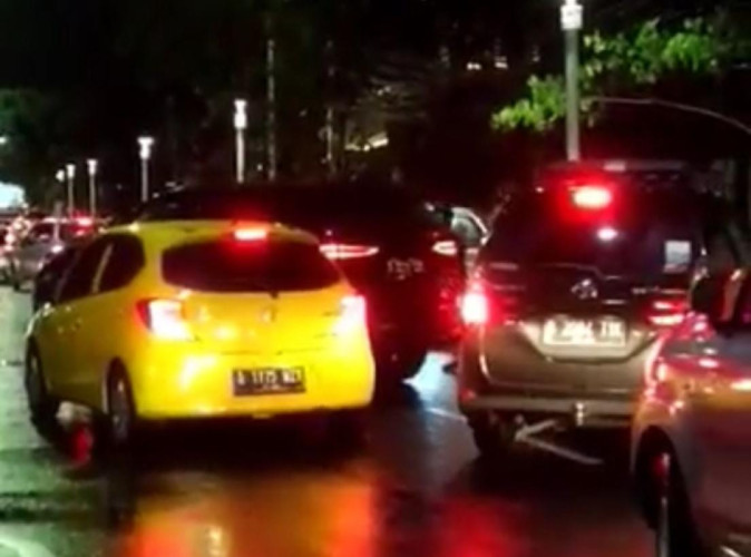 Viral, Pengendara Fortuner Pukul Kaca Mobil Brio Dengan Benda Mirip Senapan di Jaksel