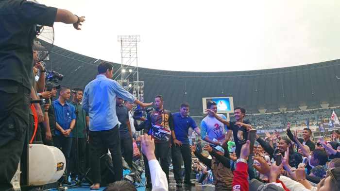 Kampanye Akbar Diguyur Hujan, Prabowo - Gibran Terharu Pada Antusiasme Warga Bandung di GBLA